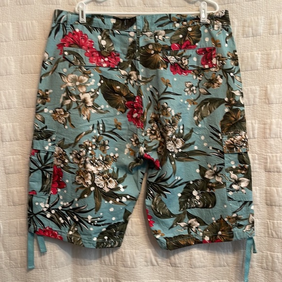Another Hype Piece- Tropical Pattern Cargo Shorts size:40 - Picture 2 of 9